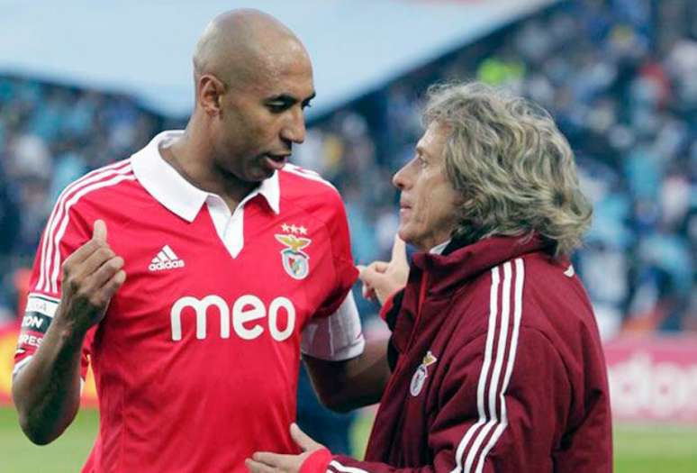 Luisão e Jorge Jesus, que tinha o zagueiro brasileiro como capitão (Foto: Divulgação)