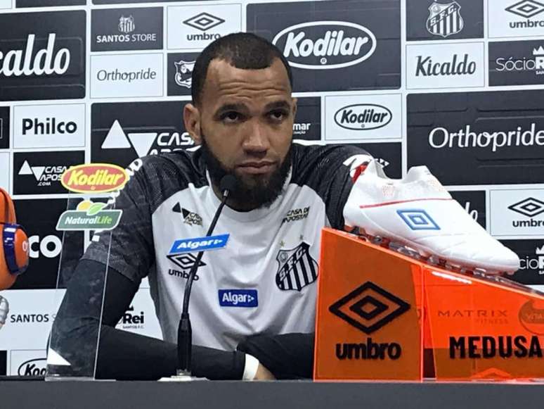 Goleiro Everson, em entrevista coletiva, nesta terça-feira, no CT Rei Pelé (Foto: Arthur Faria)