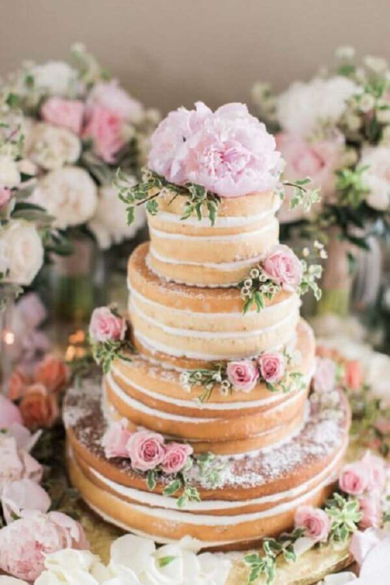 44. Bolo de casamento rústico decorado com flores – Foto: Guia Noiva