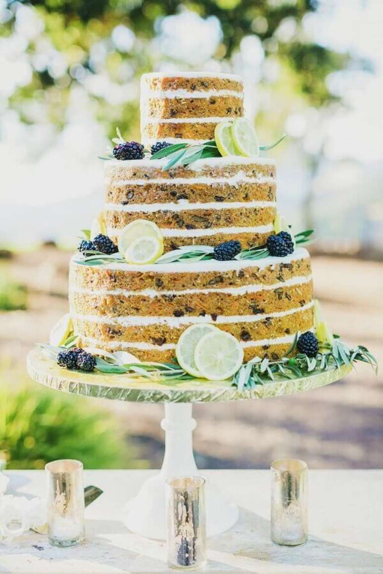 42. Modelo de bolo de casamento rústico 3 andares – Foto: MarryBee