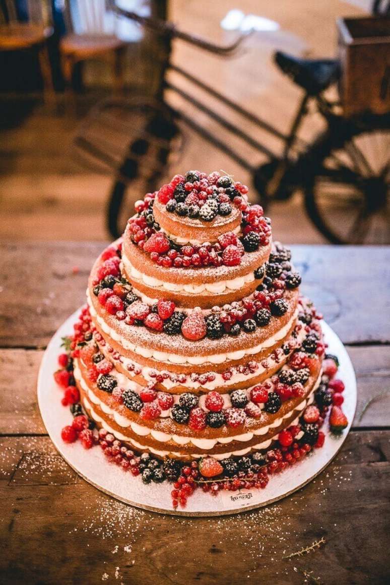 77. As frutas vermelhas deixam o bolo de casamento rústico ainda mais bonito e apetitoso – Foto: Rock my Wedding