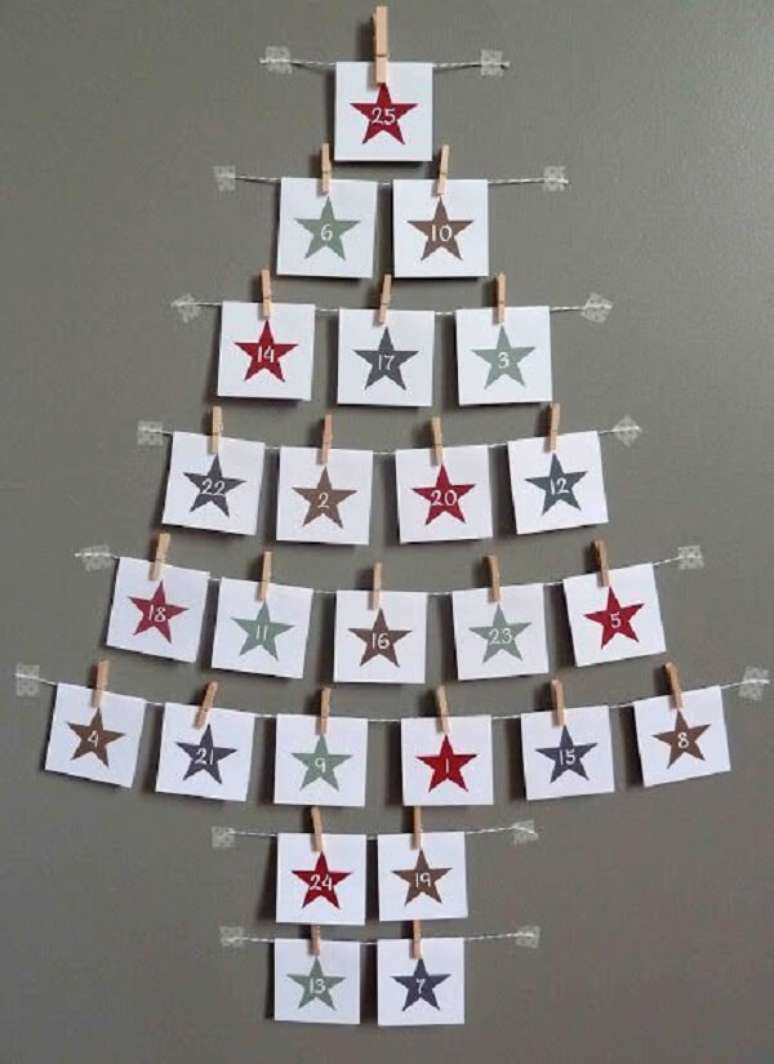 7. Árvore de Natal na parede feita com estrutura de varal. Fonte: Dicas Pais e Filhos
