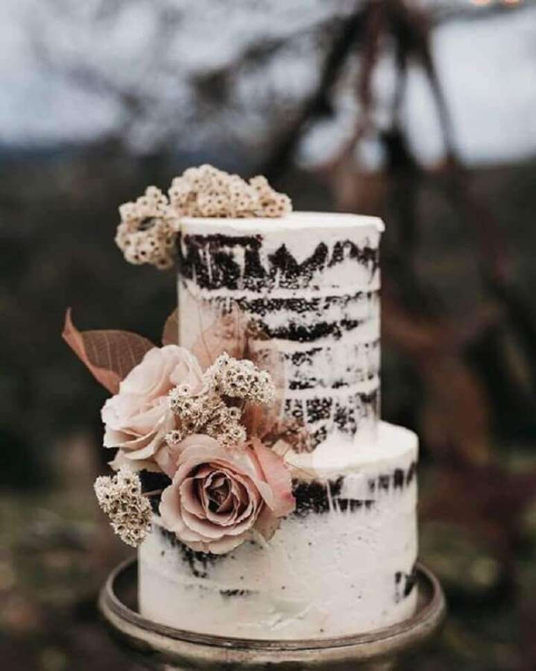 74. Flores para decoração de bolo de casamento simples e rústico – Foto: Pinterest