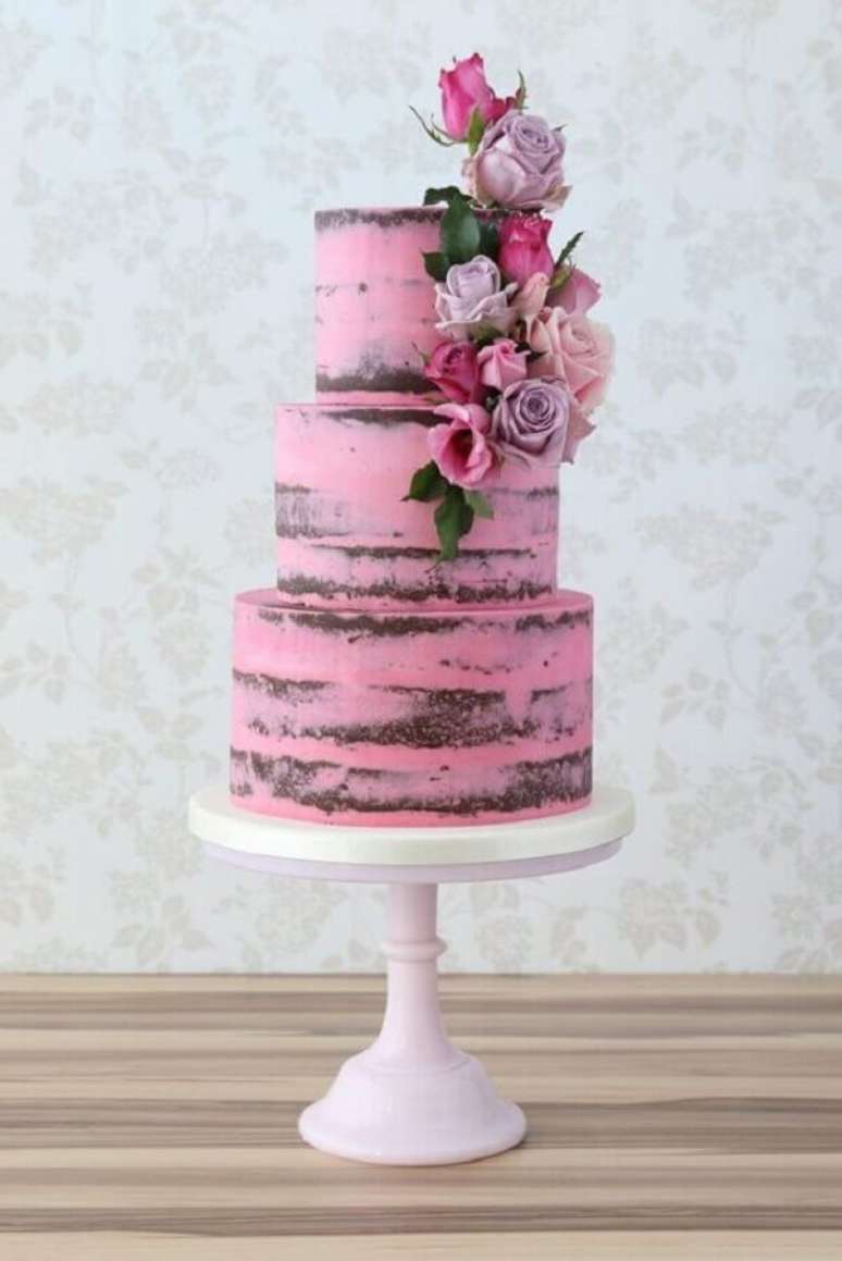 15. Que tal fugir do tradicional e investir em um modelo de bolo de casamento cor de rosa? – Foto: Pinterest