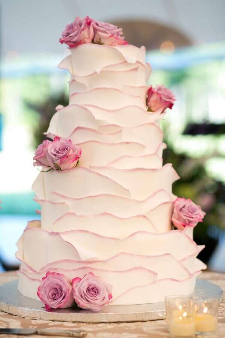 31. Lindo bolo de casamento com flores e acabamento diferenciado – Foto: Silvia Fregonese