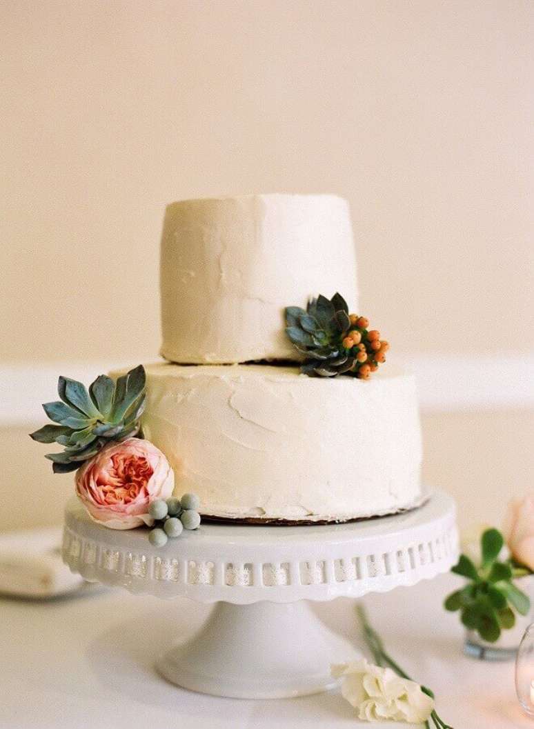 92. Suculentas para decoração de bolo de casamento rústico 2 andares – Foto: PopSugar