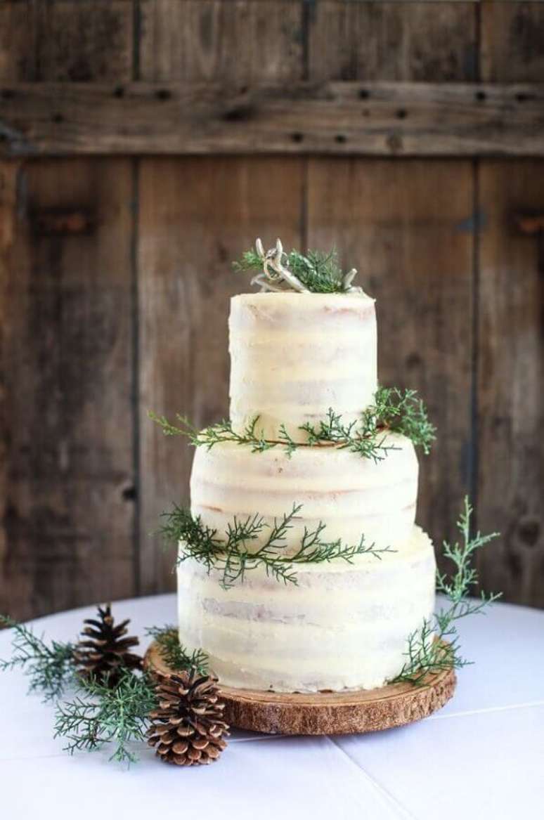 80. Modelo de bolo de casamento rústico decorado com raminhos de folhas – Foto: Danielle Noce