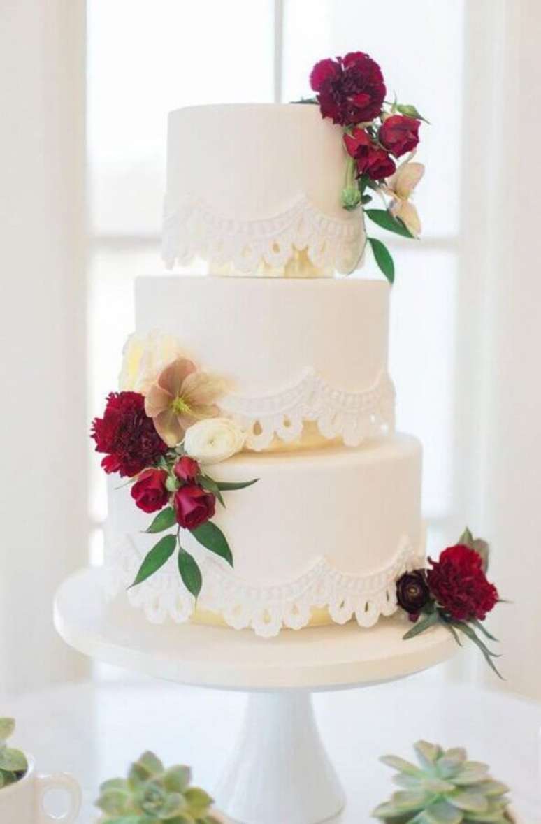 75. Flores para decoração de bolo fake de casamento – Foto: Pinterest