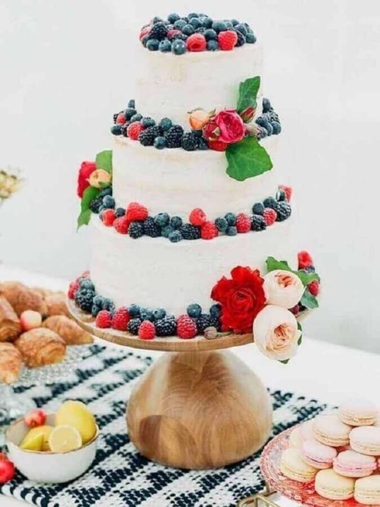 16. Lindo bolo simples de casamento decorado com frutas vermelhas – Foto: 100 Layer Cake