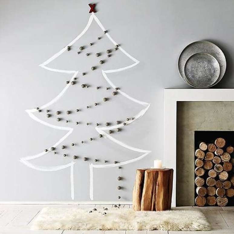 54. A árvore de Natal na parede foi feita com adesivo e bolinhas. Fonte: Pinterest