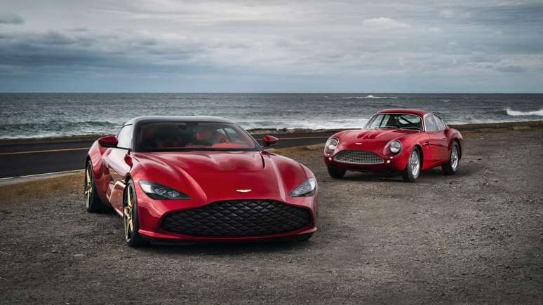 Dois Aston Martin, um atual e um clássico, foram apresentados nos EUA.