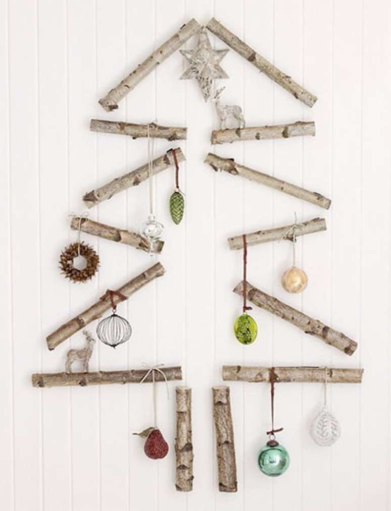 55. Decore a casa com uma árvore de Natal na parede. Fonte: Pinterest