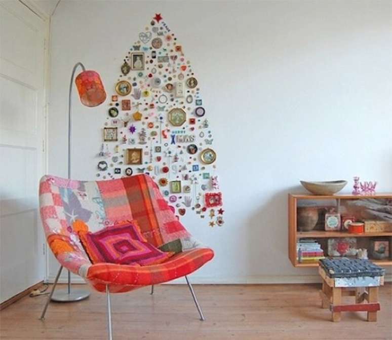 14. Árvore de Natal de parede feita com diversos objetos de casa. Fonte: Pinterest