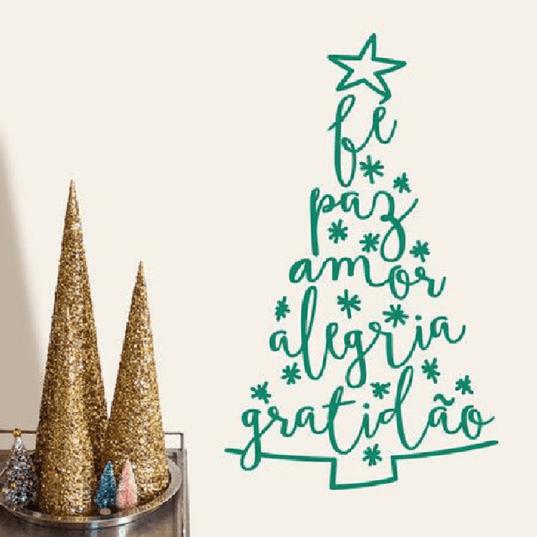 18. Árvore de Natal na parede feita com adesivo. Fonte: Pinterest