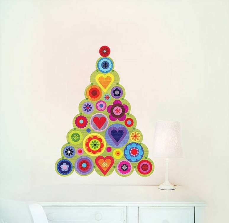 19. Árvore de Natal na parede feita com adesivos coloridos. Fonte: Pinterest