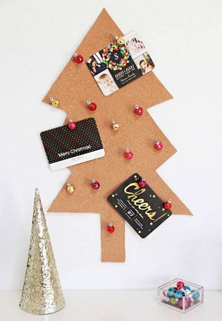 20. Árvore de Natal na parede feita com cortiça. Fonte: Pinterest