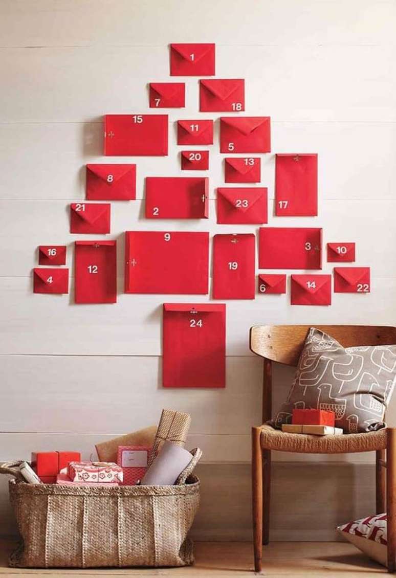 6. Árvore de Natal na parede feita com envelopes. Fonte: Pinterest