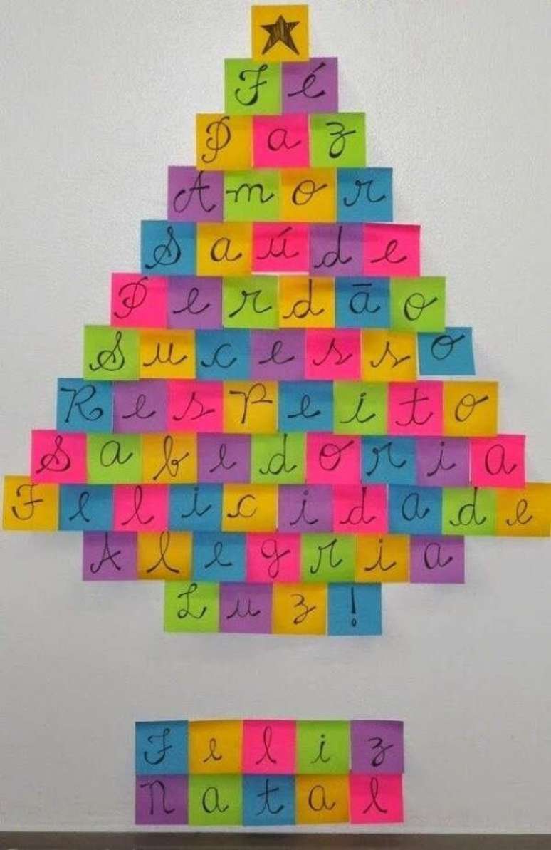 22. Árvore de Natal na parede feita com post it. Fonte: Pinterest