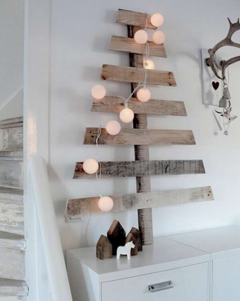 23. Árvore de Natal na parede feita com ripas de madeira. Fonte: Pinterest