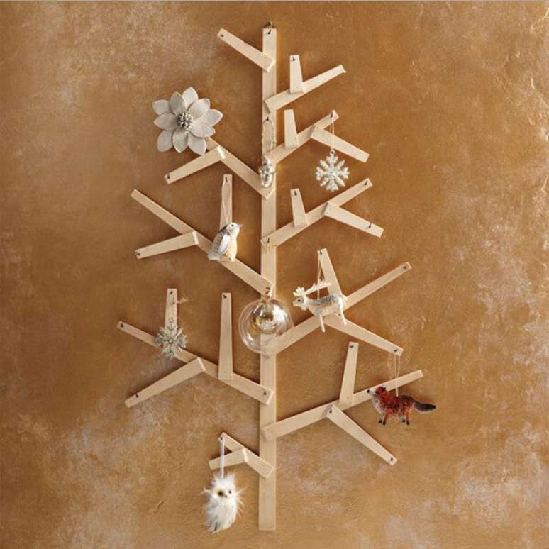 24. Árvore de Natal na parede feita com ripinhas de madeira. Fonte: Pinterest