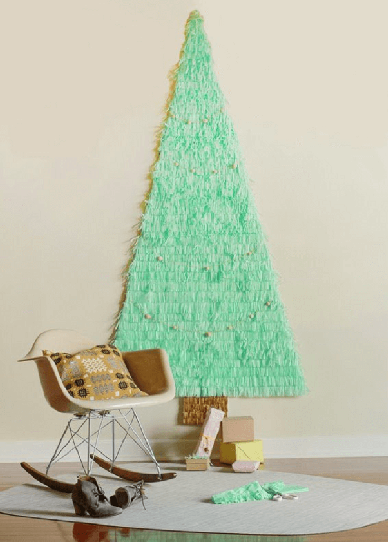 25. Árvore de Natal na parede feita com tecido. Fonte: Pinterest