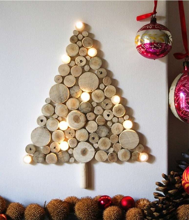 26. Árvore de Natal na parede feita com troncos cortados. Fonte: Pinterest