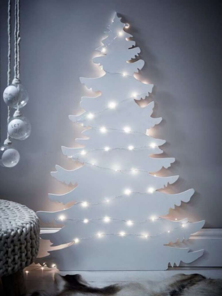 27. Árvore de Natal na parede feita com estrutura de madeira branca. Fonte: Pinterest