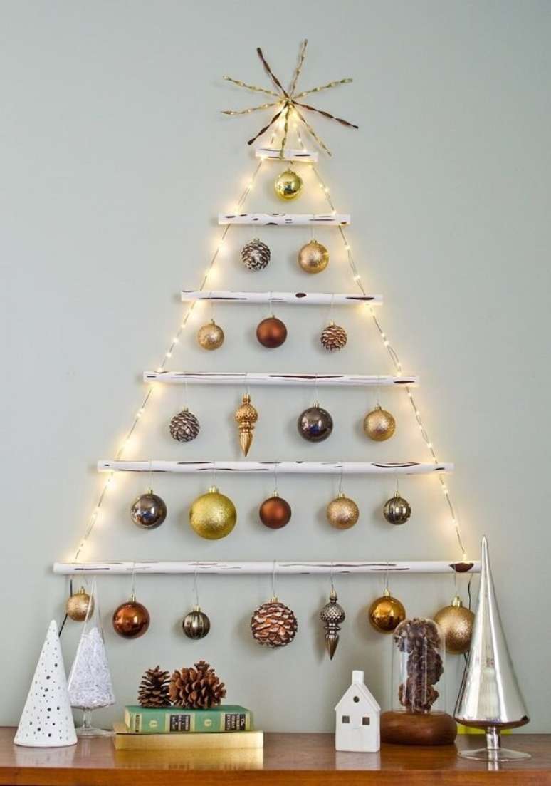 28. Árvore de Natal na parede feita com pisca pisca e bolinhas natalinas. Fonte: Reciclar e Decorar