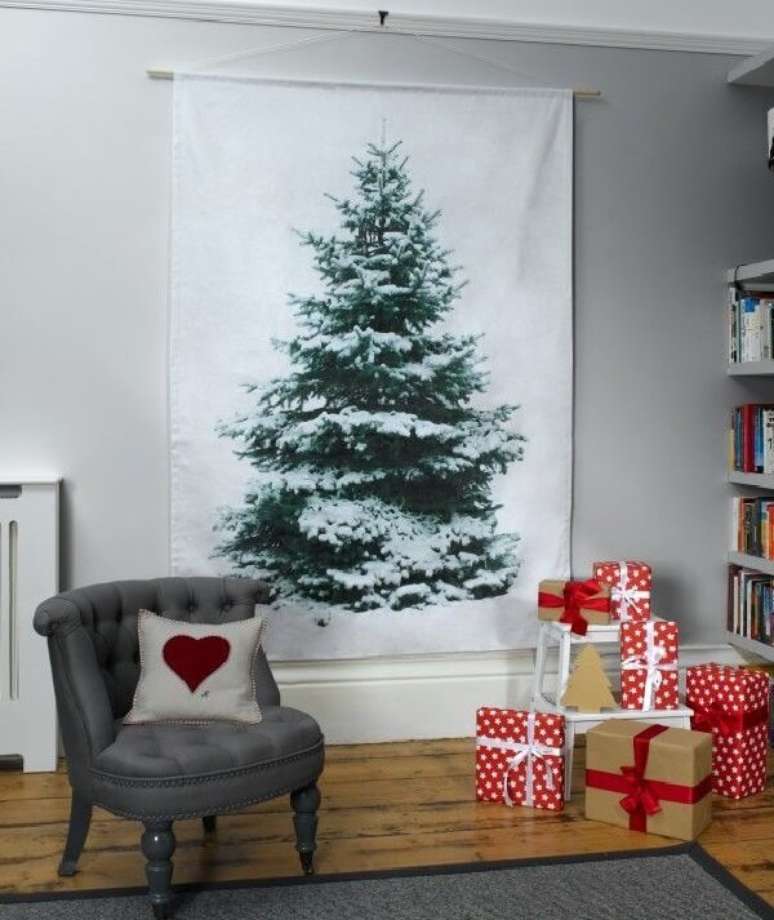 56. A sala de estar recebeu um painel com árvore de Natal pintado. Fonte: Pinterest