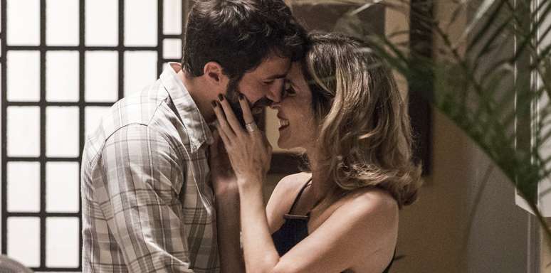 Lyris (Deborah Evelyn) com o ‘peguete’ Rael (Rafael Queiroz): aventuras sexuais após casamento morno