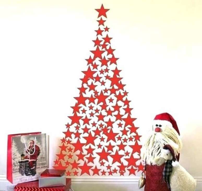 63. Árvore de Natal feita com estrelas em tom vermelho. Fonte: Pinterest