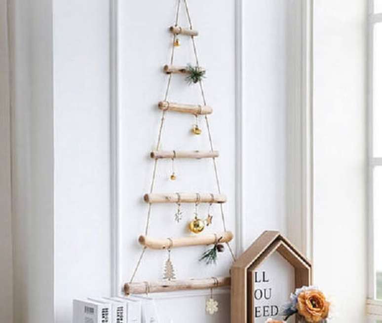 62. Árvore de Natal de parede feita com gravetos. Fonte: Pinterest