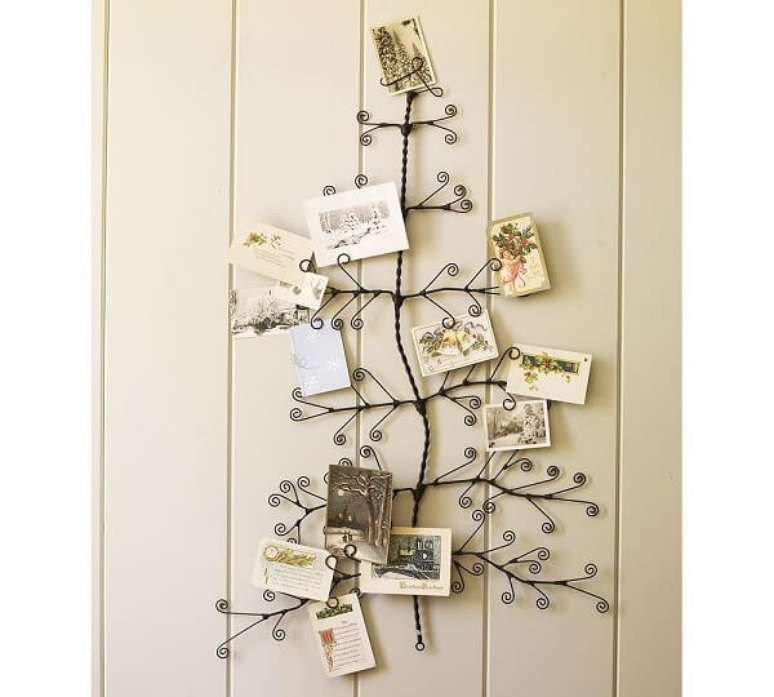 66. Árvore de Natal de parede feita com arame e cartões de natalinos. Fonte: Pinterest