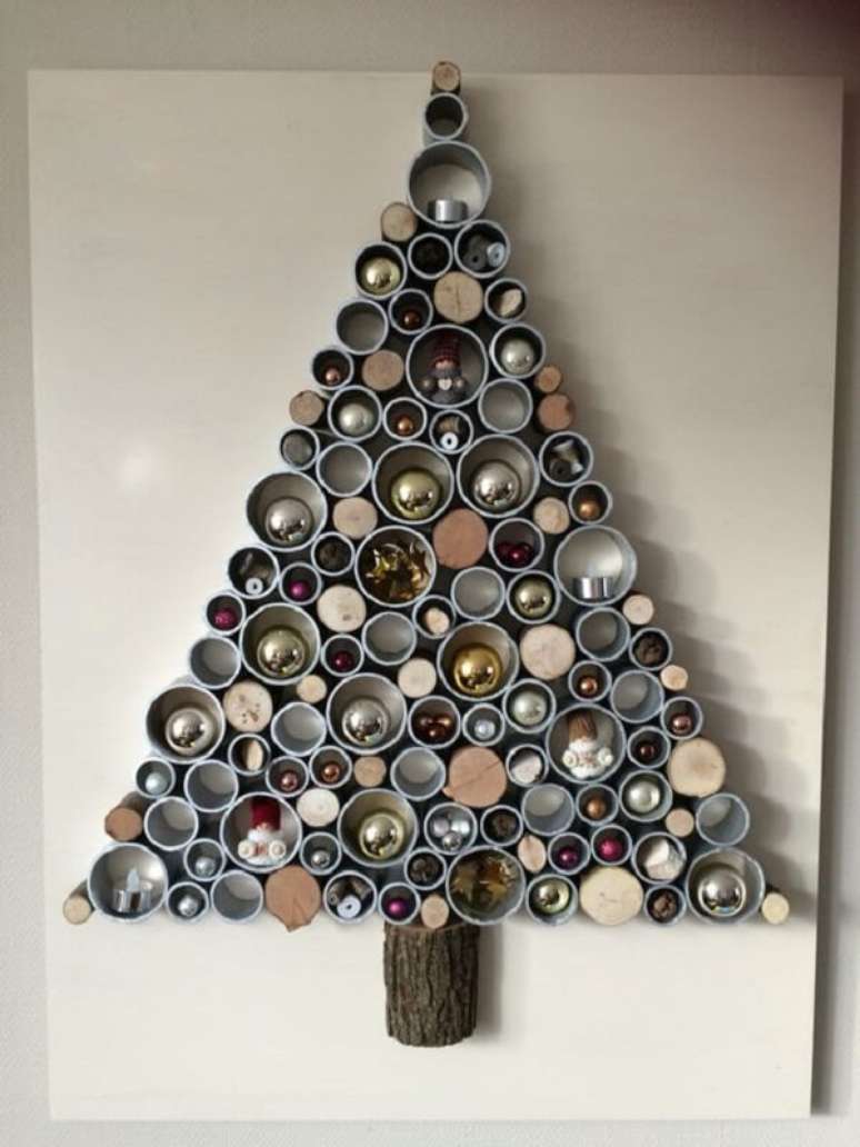 8. Árvore de Natal na parede feita com tubos de pvc. Fonte: Pinterest