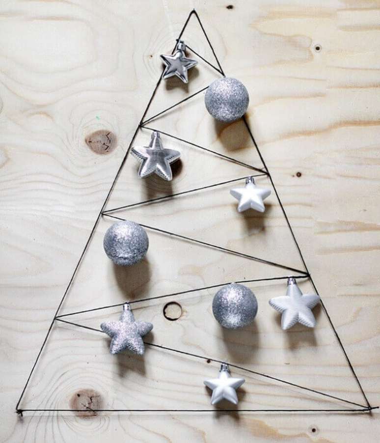 68. Árvore de Natal na parede feita com aramado e enfeites natalinos. Fonte: Pinterest