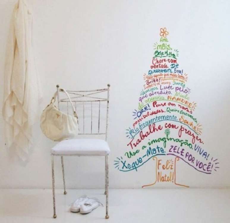 80. Árvore de Natal feita com adesivo. Fonte: Pinterest