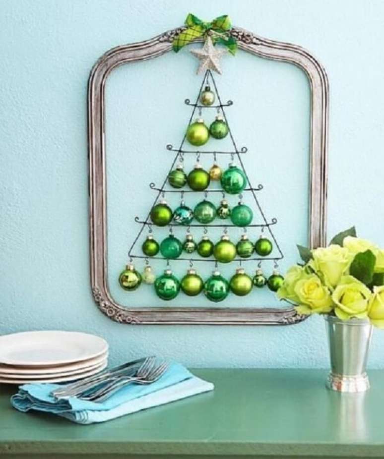 34. Árvore de Natal na parede criativa feita com bolinhas verdes. Fonte: Pinterest