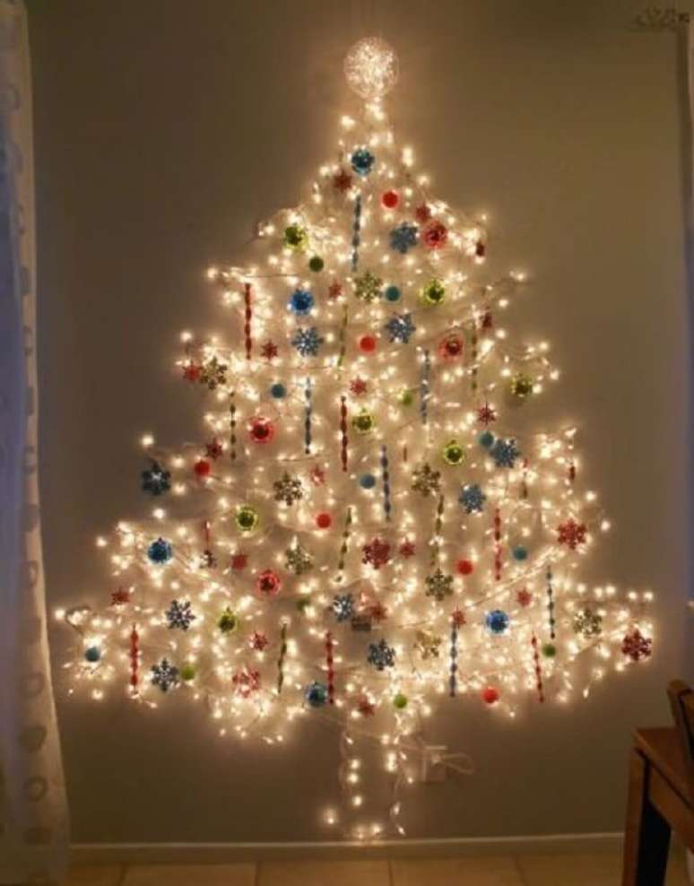 35. Chame as crianças para montar a árvore de Natal na parede. Fonte: Pinterest