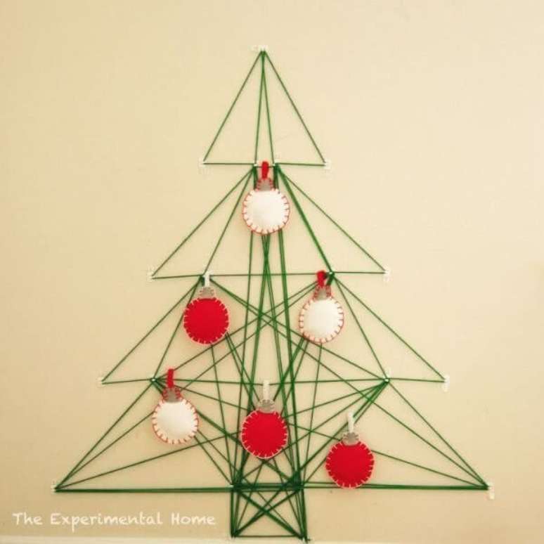 36. Árvore de Natal na parede feita com linhas. Fonte: Pinterest