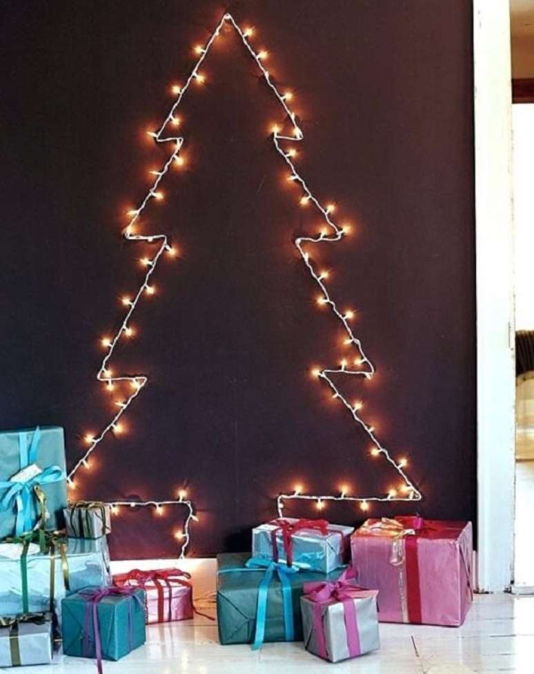 71. Árvore de Natal na parede feita com pisca pisca. Fonte: Pinterest