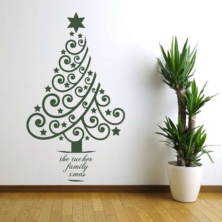 32. Árvore de Natal na parede feita com adesivo. Fonte: Pinterest