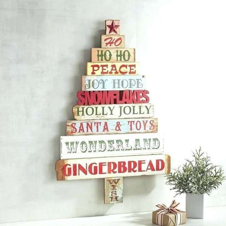 72. Árvore de Natal feita com placas de madeira. Fonte: Pinterest
