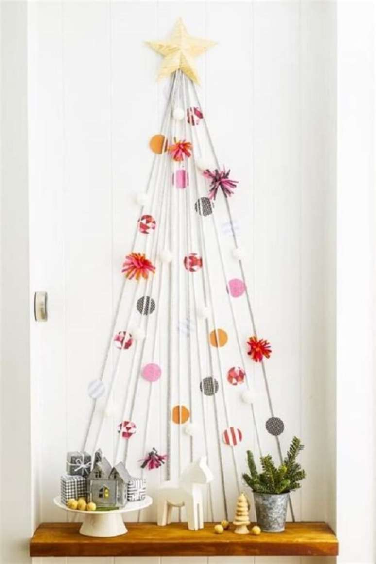 73. Salas pequenas podem ser decoradas com uma árvore de Natal na parede. Fonte: Pinterest