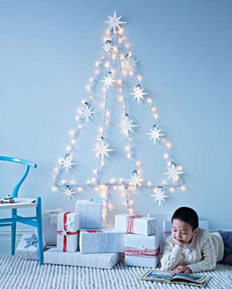 75. Utilize um pisca pisca e enfeites natalinos para decorar sua casa no Natal. Fonte: Pinterest