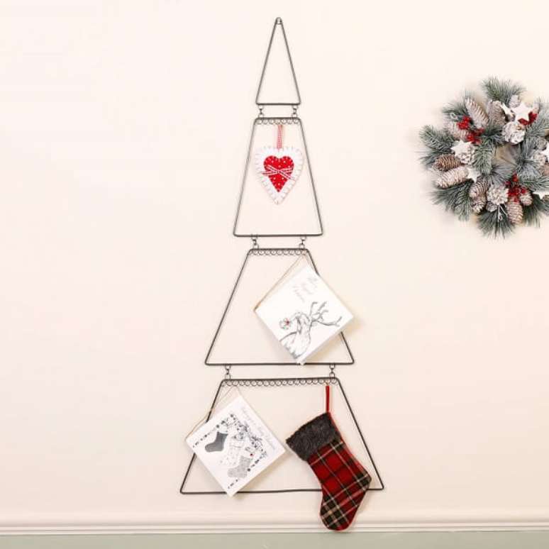 78. Árvore de Natal feita com estrutura metálica. Fonte: Pinterest