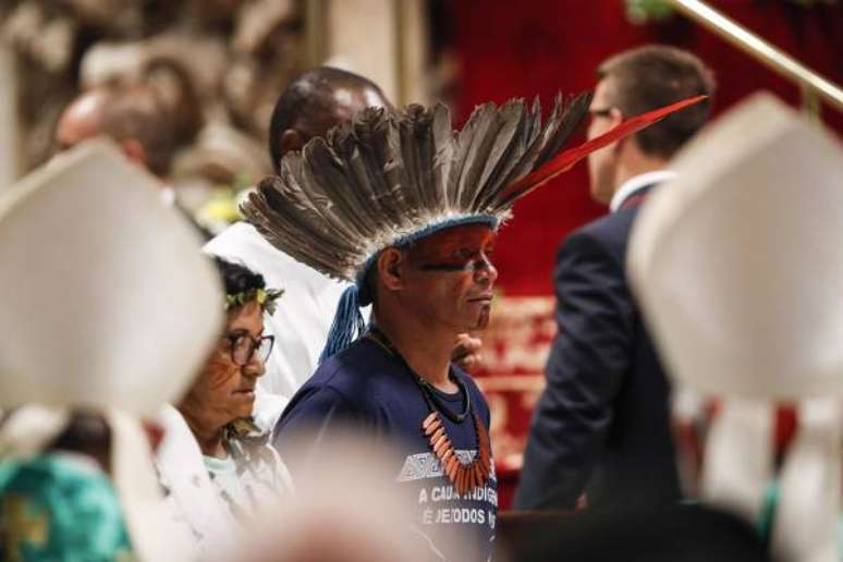 Indígenas participam de missa de abertura do Sínodo, em 6 de outubro