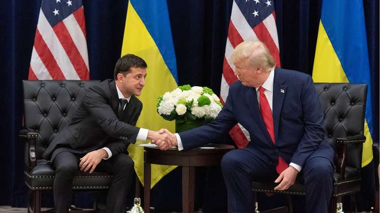 Processo de impeachment gira em torno da pressão de Trump sobre o presidente ucraniano Volodymyr Zelensky (à esq.)