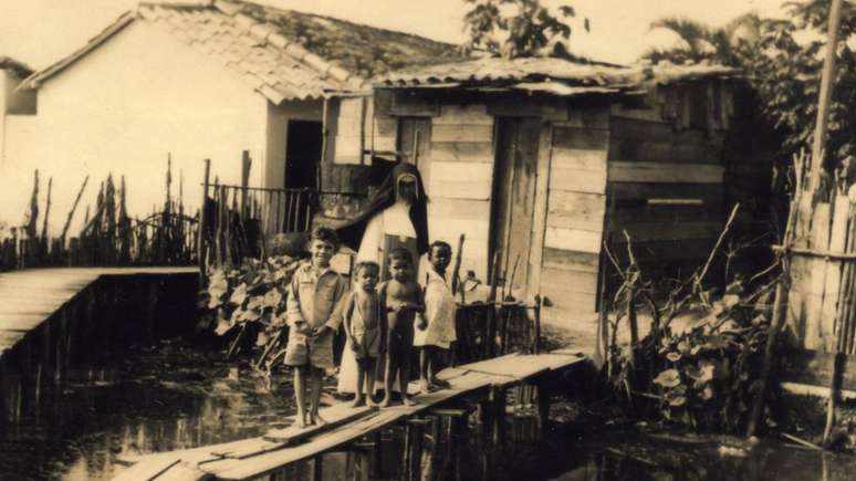 Em 1935, Irmã Dulce dá início a seu trabalho assistencial em comunidades carentes, sobretudo nos Alagados