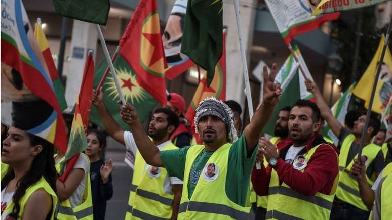 Curdos em Atenas protestam contra decisão de Trump, que foi vista como 'punhalada pelas costas' pelos grupos que combateram o Estado Islâmico