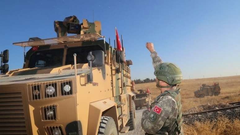 Forças turcas iniciaram ataque aos curdos após a retirada das tropas americanas